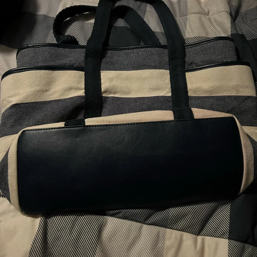Tommy Hilfiger purse - Picture 9 of 9
